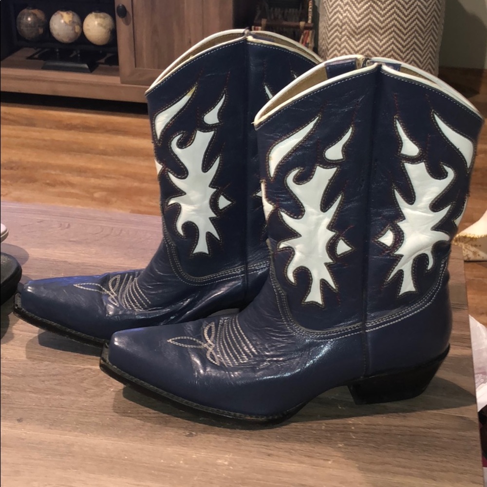 Pointed toe women’s cowboy boots